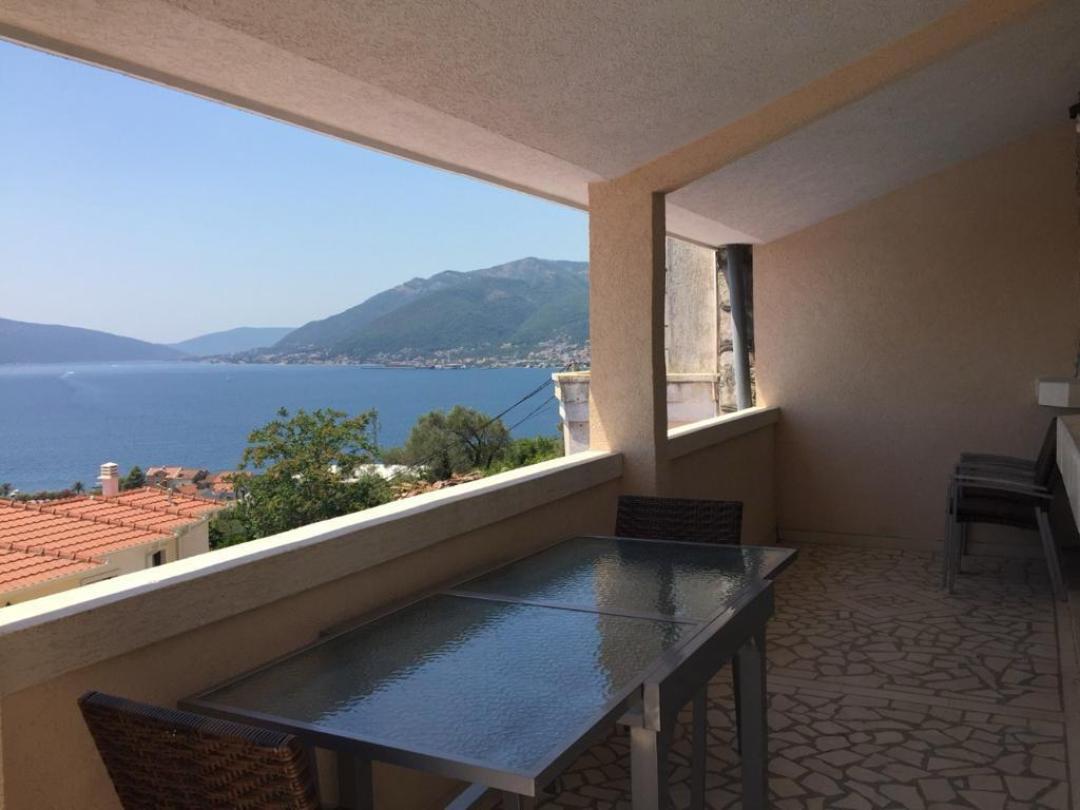 <p>This modern 1+1 apartment is located in the sought-after Donja Lastvada area of Tivat, offering breathtaking sea views. Just minutes away from Porto Montenegro, this apartment provides the perfect balance of tranquility and convenience.</p><ul><li><strong>Sea View</strong></li><li><strong>Private Parking</strong></li><li><strong>Spacious Interior</strong></li><li><strong>Close to Porto Montenegro, Shops, and Restaurants</strong></li></ul><p>Ideal for those looking for a peaceful living space with easy access to all the amenities of Porto Montenegro. Don’t miss out on this opportunity!</p>