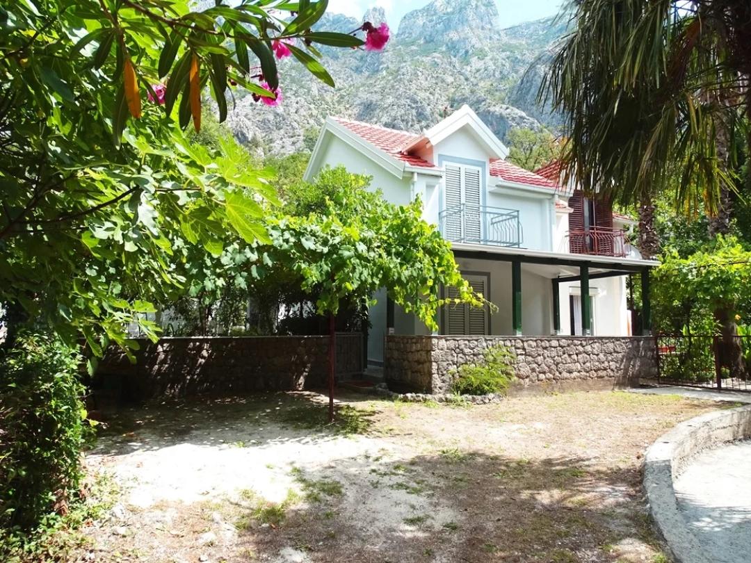 <p>Cozy House in Picturesque Orahovac, Bay of Kotor<br>For sale: a charming house located in the upper part of the village of Orahovac, just 8 km from the jewel of the Adriatic — the medieval town of Kotor. The property is situated near the well-known Christian church of St. George, in a peaceful and green setting with a unique atmosphere of comfort and tranquility.<br>&nbsp;Land and Garden<br>The small plot of 172 m² is surrounded by greenery. A well-kept garden, outdoor seating area, and summer kitchen create ideal conditions for family evenings and gatherings with friends.<br>&nbsp;Close to the Sea<br>The crystal-clear sea is only 250 meters away, offering opportunities to enjoy the beach and strolls along the stunning Bay of Kotor coastline.<br>&nbsp;The House<br>This two-story house of 67 m² with a tiled roof, built in traditional style, is perfect for comfortable living or as a holiday home:<br>* Ground floor: living room, kitchen, and staircase.<br>* First floor: two bedrooms, a bathroom, plus balconies in both bedrooms overlooking the surroundings.<br>The house comes furnished. The interior is in satisfactory condition and requires only minor cosmetic renovation.<br>&nbsp;Key Features:<br>&nbsp;</p><ul><li>City: Kotor</li><li>Area: Orahovac</li><li>House size: 67 m²</li><li>Plot size: 172 m²</li><li>Distance to the sea: 250 m</li></ul><p>&nbsp;This property is an excellent choice for those dreaming of life by the sea, surrounded by peace, greenery, and the rich history and culture of Montenegro.</p>