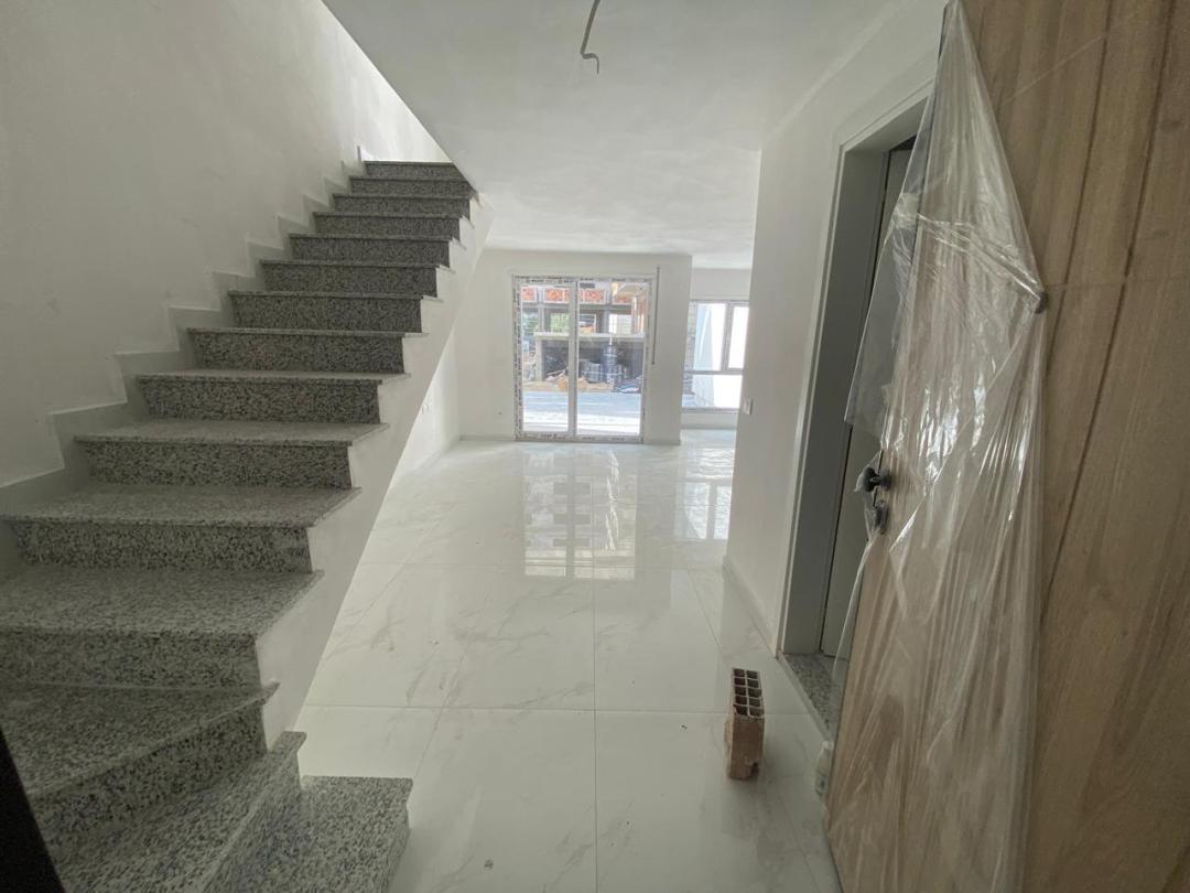 <p>The duplex is located on the ground floor of a new building in Golem. It has a total area of 137.57m2, with 119.20m2 being indoor space. The floor plan includes a living room with kitchen, 2 bedrooms, 2 bathrooms, and 2 balconies. The duplex is characterized by spacious areas with natural lighting and has recently been renovated. It is about 300 meters from the sea and offers everything needed for comfortable living. The duplex can be used for investment through Airbnb, booking, as well as for long-term residence.</p>